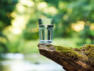 sauberes Wasser im Glas