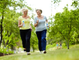 2 ältere Frauen joggen im Wald