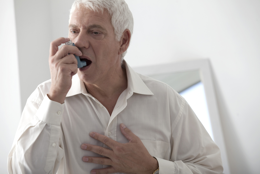 Mann mit COPD inhaliert