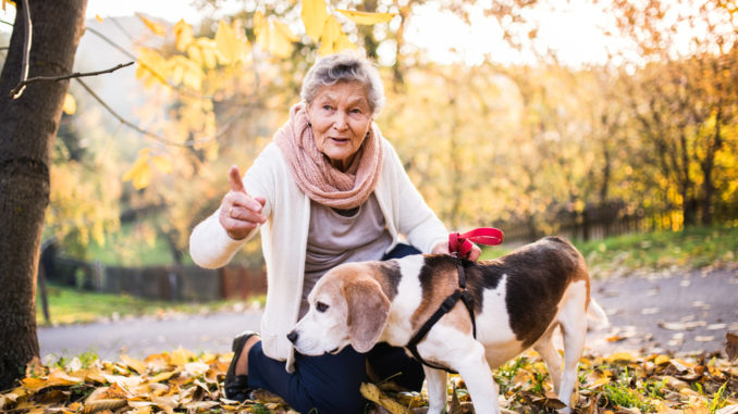 Ältere Frau mit Hund