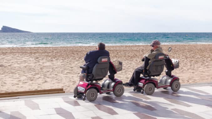 2 Senioren auf Scootern am Strand