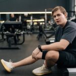 Junger Mann hat wieder mit Fitness begonnen