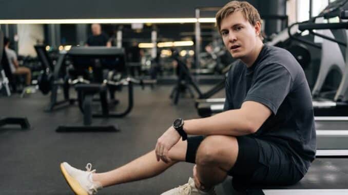 Junger Mann hat wieder mit Fitness begonnen Junger Mann hat wieder mit Fitness begonnen