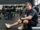 Junger Mann hat wieder mit Fitness begonnen